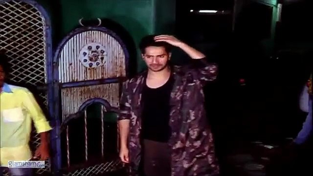 Turns out, Varun Dhawan skipped rehearsals for the Dream Team and the reason might surprise you 👀🎤 #glamsham #varundhawan #dreamteam #behindthescenes #bollywoodbuzz glamsham, varun dhawan, dream team, behind the scenes, bollywood buzz