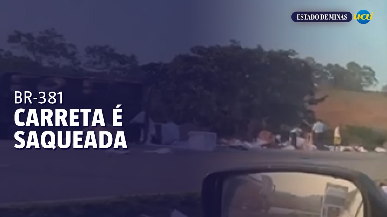 Carreta tomba na BR-381 e vídeo flagra carga sendo saqueada