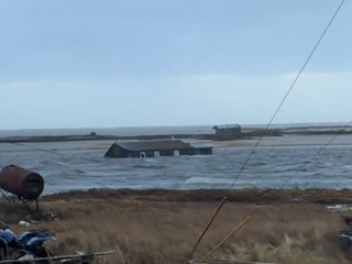 Taifun Halong: Haus treibt in den Fluten davon