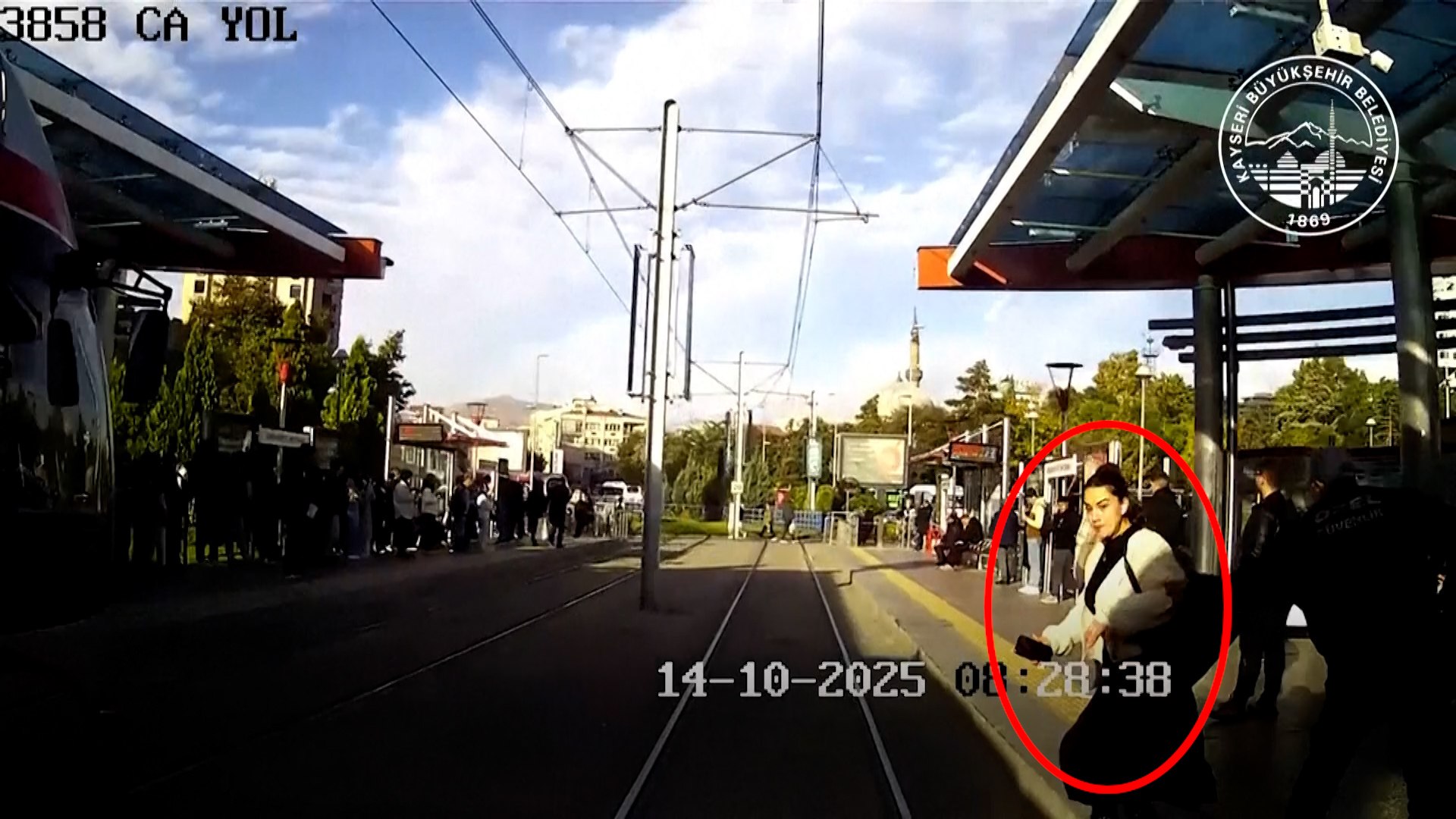 Un agente de seguridad recibi� un reconocimiento por salvar a una mujer de ser atropellada por un tranv�a al subir a las v�as en Kayseri, Turqu�a.