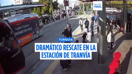 Un guardia de seguridad evita que una mujer sea arrollada por un tranvía en Turquía