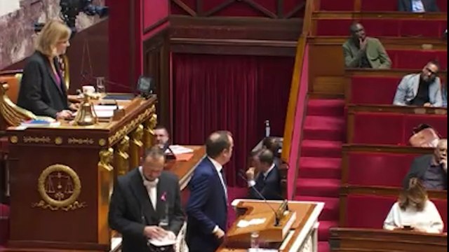 El Gobierno francés supera las mociones de censura gracias al apoyo de los socialistas