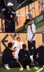 Mavie é atingida por bola na cabeça e sai carregada por Neymar em estádio