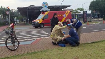 Ciclista fica ferido após atropelar pedestre na Rua Jacarezinho, em Cascavel