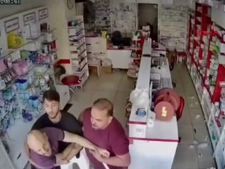 Eczacı teknisyeni sopayla darbedildi