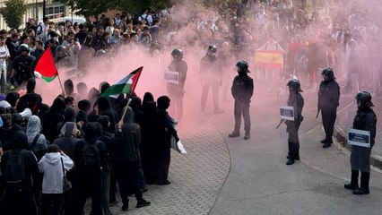 Violencia de los independentistas por un acto de Vito Quiles y S'ha Acabat! en la UAB
