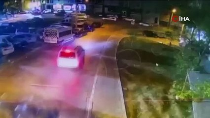 İzmir’de freni boşalan kamyon duvarı yıkıp eve girdi