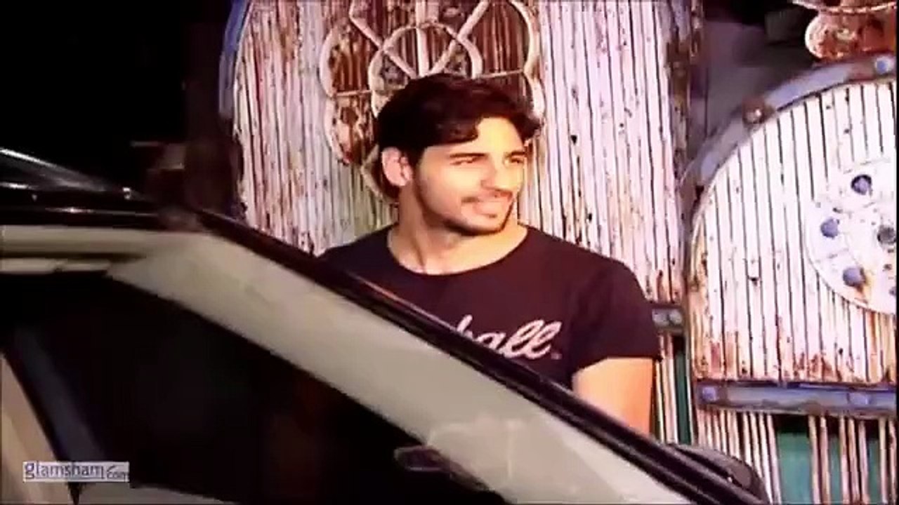 When Sidharth Malhotra casually flexed and the internet lost its chill 😎💪   #glamsham #sidharthmalhotra #bicepsgoals #bollywoodstyle #fitnessvibes  glamsham, sidharth malhotra, biceps goals, bollywood style, fitness vibes