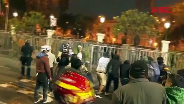 Per?, in piazza migliaia di persone contro il governo: scontri e violenze a Lima