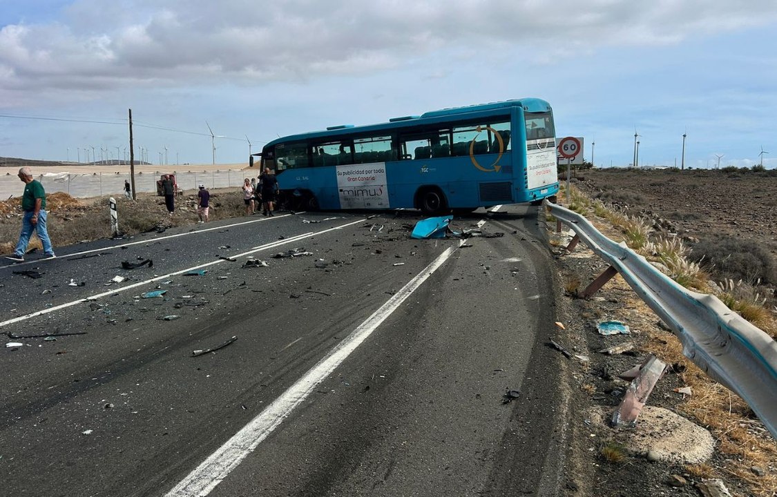 Un fallecido y dos heridos graves en un choque entre una guagua y un turismo en Juan Grande
