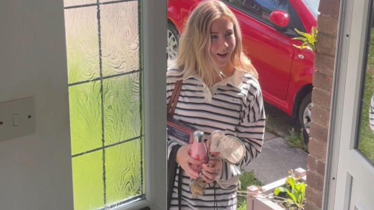 Endearing reactions as woman comes home after traveling for 2 years