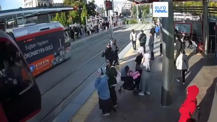 Sauvée in extremis : une femme évite tout juste d'être écrasée par un tramway