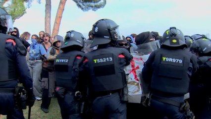 Cargas policiales y violencia en un acto de Vito Quiles y S'ha Acabat! en la UAB