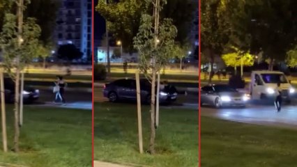 Seyir halindeki araçların önüne atladı, sürücülere tekme attı: O anlar kamerada!