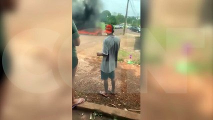 Familiares queimam pneus e colchão em protesto contra mortes na Rua Ásia