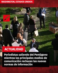 Periodistas saliendo del Pentágono mientras los principales medios de comunicación rechazan las nuevas normas de información