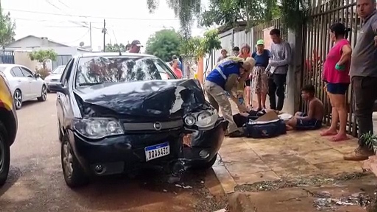 Mulheres ficam feridas após colisão com motorista sem CNH: carro atinge árvore