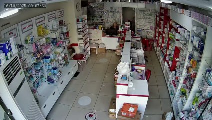 Eczacı kalfasının kafasını sopayla yardı