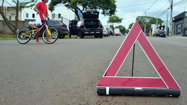 Eclipse e Onix se envolvem em acidente no bairro Claudete em Cascavel