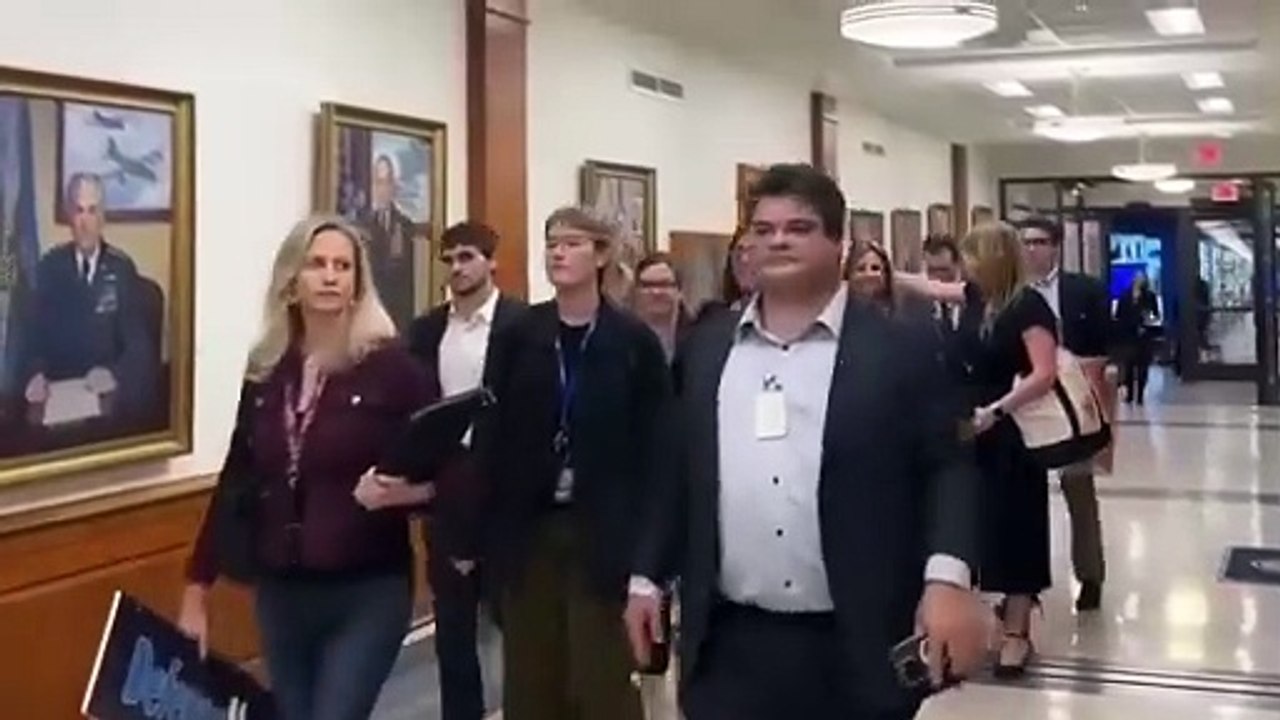 Periodistas abandonan el Pentágono tras nuevas restricciones impuestas a la prensa