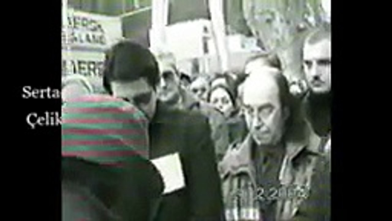 Merhum Anadolu Rock Müziği Sanatçısı Cem Karaca Ağabeyin Cenaze Töreni (9 Şubat 2004)