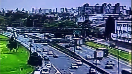 Choque y derrumbre de un puente en General Paz