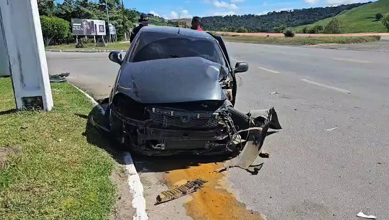 Acidente na BR-101 em São Miguel dos Campos, envolve carreta dos Correios e carro de passeio