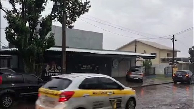 Acidente entre três carros é registrado em cruzamento perigoso no Santa Cruz