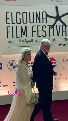 حسين فهمي يمازح المصورين من افتتاح مهرجان الجونة السينمائي وبصحبته زوجته