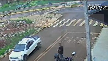 Motociclista é violentamente arremessado em colisão na Avenida Piquiri
