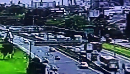 Un puente peatonal de la General Paz cayó tras el impacto de un camión con pluma