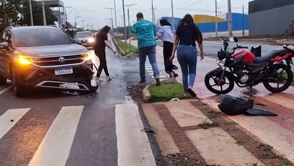 Motociclista fica ferido após colisão na Avenida Piquiri em Cascavel