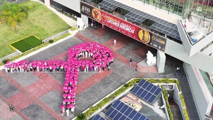 La UdeG forma un gran lazo humano en la lucha contra el cáncer de mama