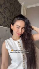 Ini rambutku kalau nggak dicatok. Literally singa—tebal, panjang, frizzy. Tapi aku mau tunjukin, gimana dalam 10 menit aja, bisa jadi lurus banget, halus, dan tetap sehat.