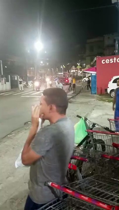 Integrantes de torcidas organizadas de Bahia e Vitória entram em briga generalizada