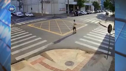 Vídeo mostra motorista avançando preferencial e provocando acidente no centro de Maringá