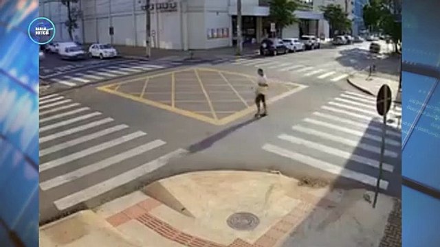 Vídeo mostra motorista avançando preferencial e provocando acidente no centro de Maringá