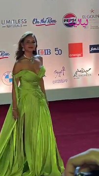 تألق النجوم والنجَمات بإطلالات استثنائية في افتتاح مهرجان الجونة السينمائي 🌟