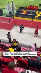 Mujer abofetea a su pareja infiel y abandona el estadio con la amante
