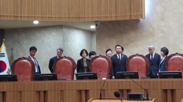 민주당, 대법정 법대 점령 vs 일 안 하는 사람들 추측 [앵커리포트] / YTN