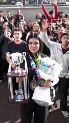 Dünya şampiyonu öğrenciye okulunda konfetili sürpriz karşılama yapıldı