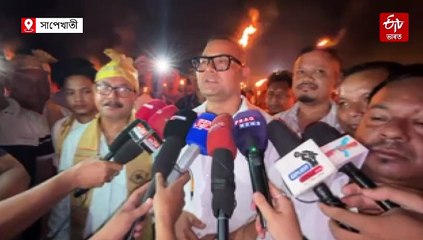 হাতত জোঁৰ লৈ মায়াবিনী গীত জুৰি আটাছুৰ বৃহৎ প্ৰতিবাদ