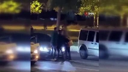 Diyarbakır'da akılalmaz olay: Kendini seyir halindeki araçların önüne attı!