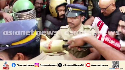 ഉണ്ണികൃഷ്ണൻ പോറ്റിക്ക് നേരെ ചെരുപ്പേറ്