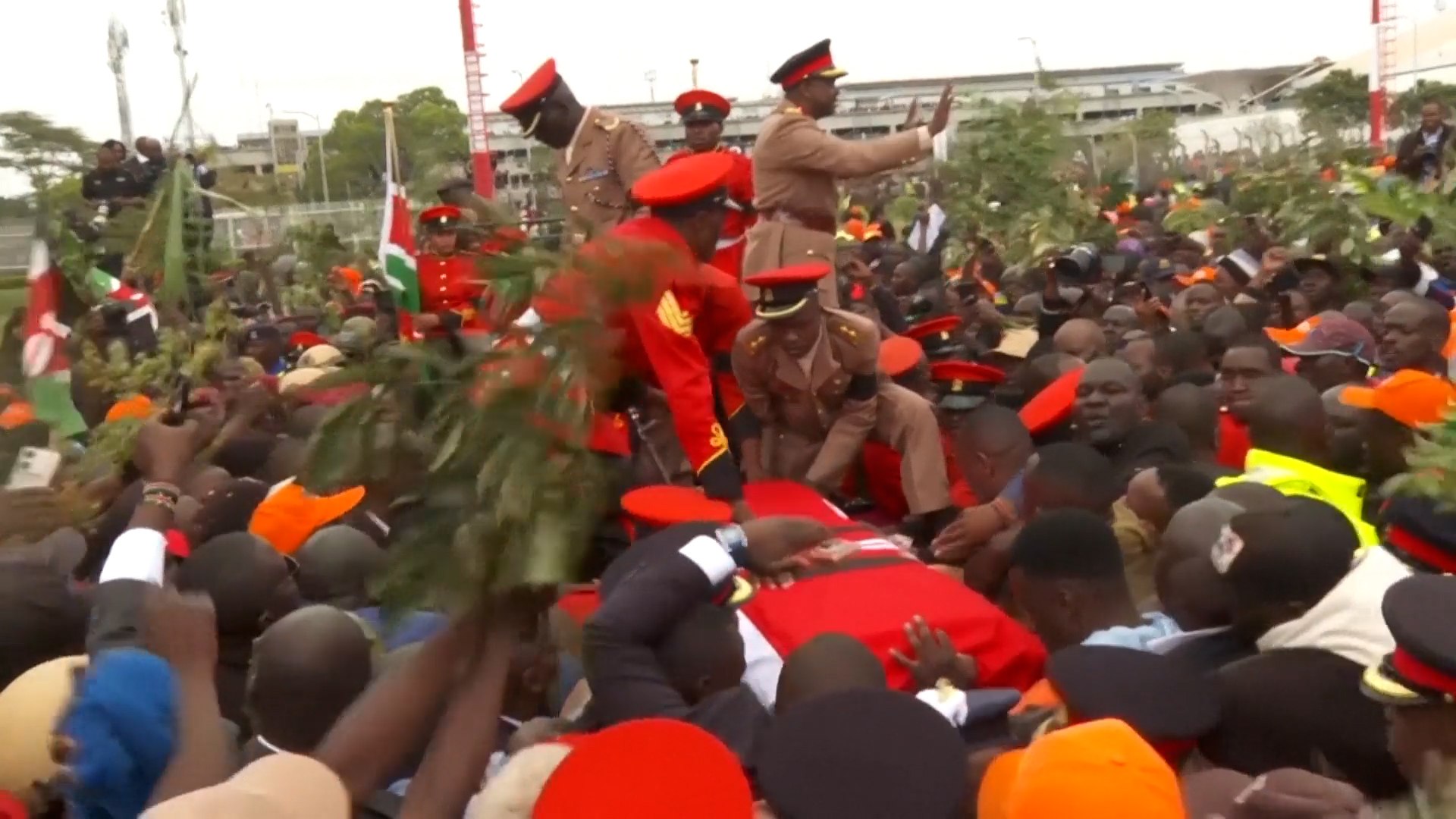 El estadio Kasarani de Nairobi, Kenia, fue escenario de momentos de tensi�n cuando una multitud huy� en desbandada tras escucharse disparos de advertencia por parte del Ej�rcito keniata. La situaci�n se volvi� ca�tica mientras miles de personas intentaban rendir homenaje p�stumo a Raiala Odinga, hist�rico l�der de la oposici�n y ex primer ministro de Kenia, fallecido a los 80 a�os en la India.

Su f�retro fue expuesto p�blicamente en el estadio, donde incluso el actual presidente, William Ruto, acudi� a mostrar sus respetos. Sin embargo, la masiva afluencia de seguidores &mdash;quienes lo llamaban cari�osamente Baba (padre)&mdash; desbord� las medidas de seguridad, obligando a intervenir a las fuerzas armadas.

Desde su llegada al aeropuerto de Nairobi, el cuerpo de Odinga fue acompa�ado por miles de simpatizantes en un emotivo cortejo f�nebre, que se convirti� en una aut�ntica procesi�n popular. La intensidad del apoyo ciudadano ha generado inquietud de cara al funeral de Estado, previsto para ma�ana, antes del entierro oficial el domingo.

Las autoridades de Kenia temen que la situaci�n se repita, por lo que han reforzado la seguridad en las zonas clave de Nairobi ante el impacto social del fallecimiento de una de las figuras pol�ticas m�s influyentes del pa�s.