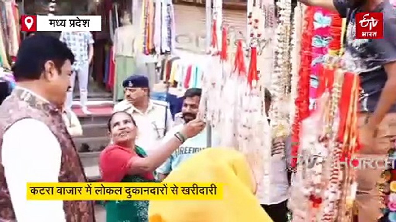 पत्नी संग शॉपिंग को निकले गोविंद राजपूत, खरीद लाए मिट्टी के दीये, लोकल फॉर वोकल की अपील