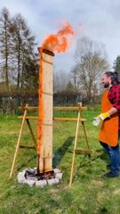 La technique du bois brûlé se transforme en une table époustouflante !