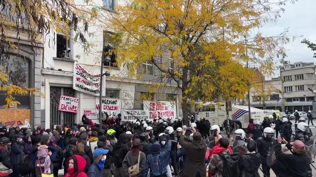 Des centaines de personnes sont rassemblées à Anderlecht pour empêcher l’expulsion des sans-papiers, la police riposte
