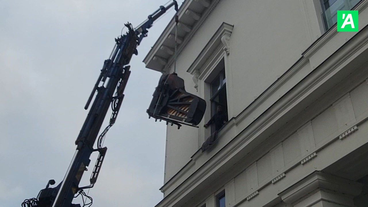 Transport du piano du concours international André Dumortier jusqu'à l'étage de la salle des concerts du conservatoire de Tournai
