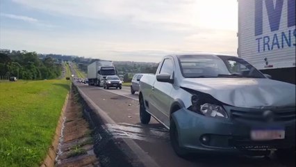 Celta e Saveiro se envolvem em acidente na BR-277 em Cascavel